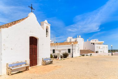 Sahil mesire üzerinde beyaz kilise