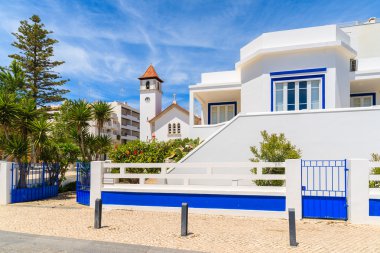 Tipik tatil daireleri ve kilise kule