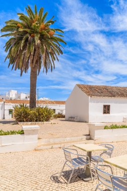 Restoran tablolar ve sahil mesire üzerinde beyaz kilise