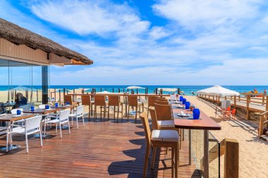 Bir restoranın Armacao de Pera Beach Teras