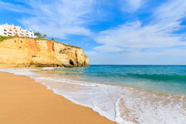 Carvoeiro şehir içinde kum plajındaki dalga okyanus