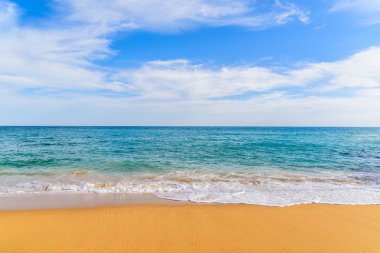 Carvoeiro şehir içinde kum plajındaki dalga okyanus