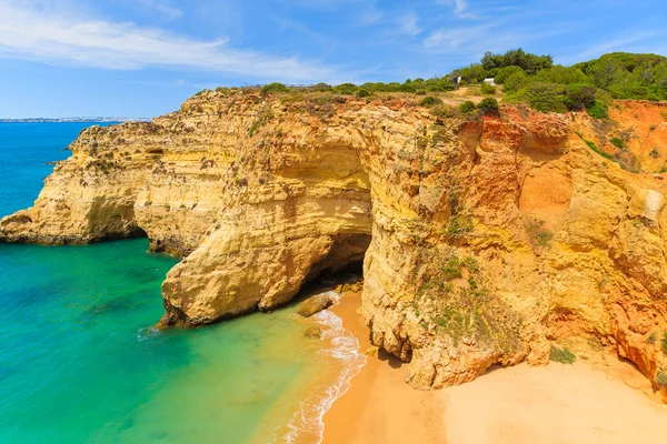 Cliff güzel plajda kayalar — Stok fotoğraf