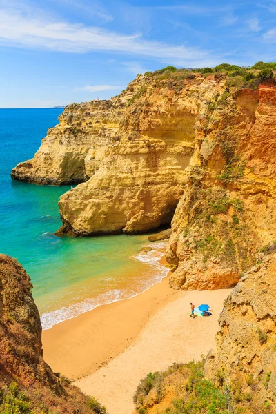 Cliff güzel plajda kayalar