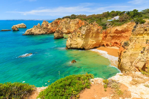 Cliff rocks on beautiful beach — Stock Photo, Image