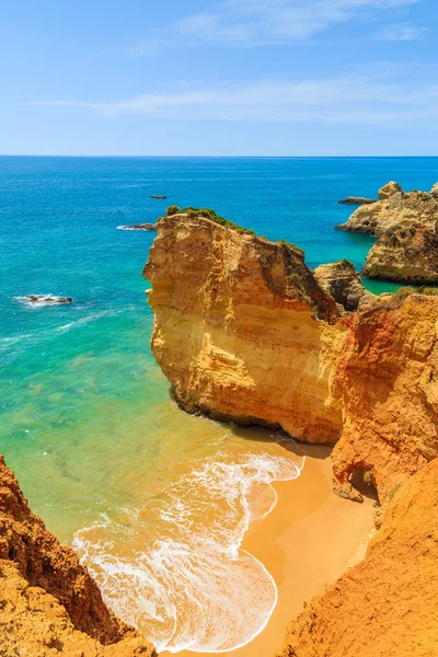 Szikla sziklák, a gyönyörű tengerpart — Stock Fotó
