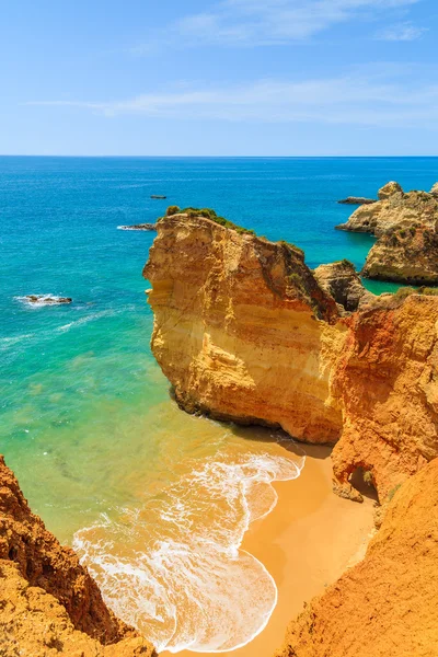 Rocas de acantilado en hermosa playa — Foto de Stock