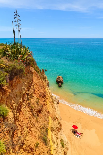 Cliff güzel plajda kayalar — Stok fotoğraf