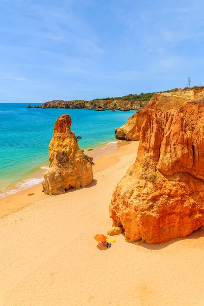 Falaise rochers sur belle plage — Photo