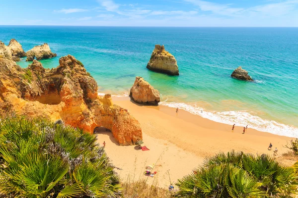 Une vue sur les rochers sur la belle plage d'Alvor — Photo