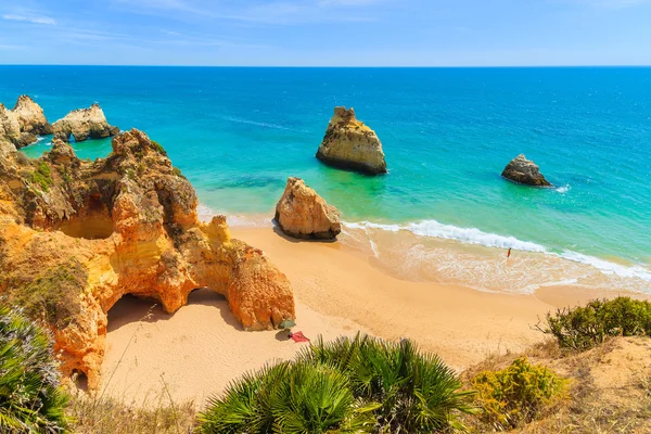 Sziklák kilátással a gyönyörű Alvor beach — Stock Fotó