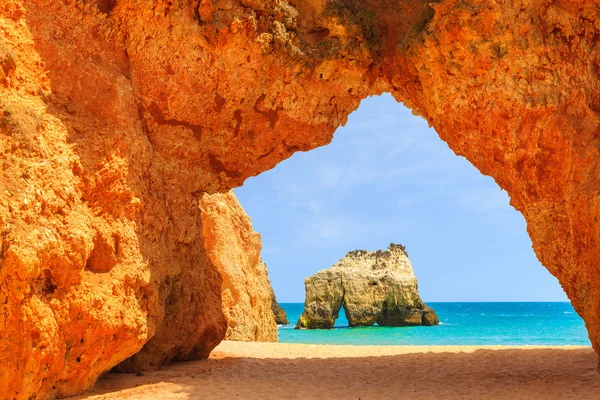 Bågen i en klippa klippa på Alvor beach — Stockfoto