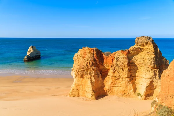 Gyllene färg stenar på stranden Praia da Rocha — Stockfoto