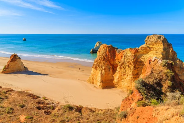 Arany színű kövek a Praia da Rocha strandra — Stock Fotó