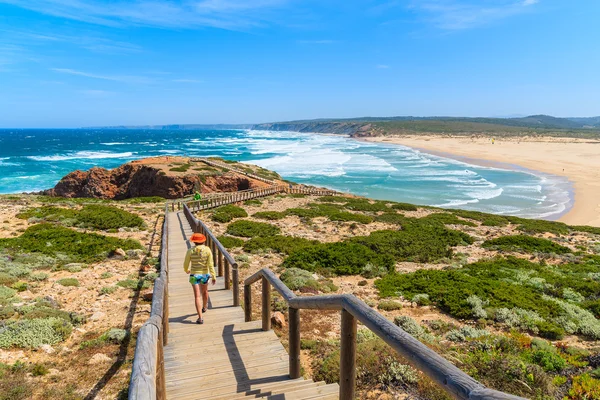 Fiatal nő turista sétány Praia do Bordeira beach — Stock Fotó