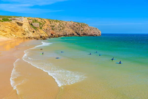 Surfers σε αμμώδη παραλία Zavial — Φωτογραφία Αρχείου