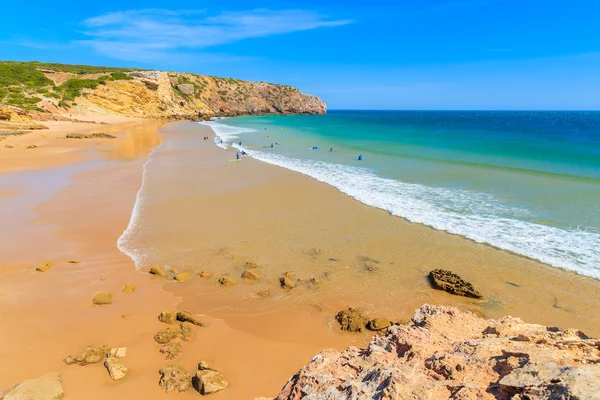 Surfers σε αμμώδη παραλία Zavial — Φωτογραφία Αρχείου