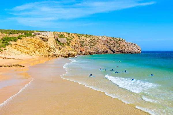 Surfers σε αμμώδη παραλία Zavial — Φωτογραφία Αρχείου