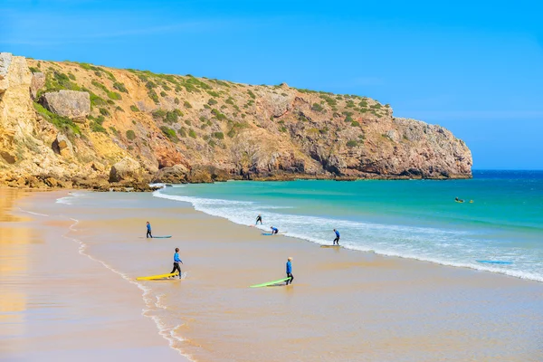 Surferi pe plaja cu nisip Zavial — Fotografie, imagine de stoc