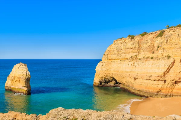 Görünümü rock kayalıklarla ve kumlu plaj — Stok fotoğraf