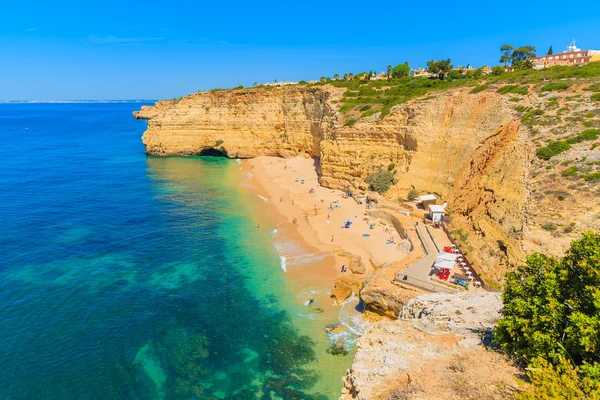 Utsikten över stranden med gyllene färg klippan klippor — Stockfoto