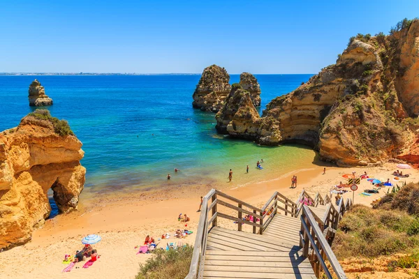 Wooden footbridge walkway to beautiful beach — Stock Photo, Image