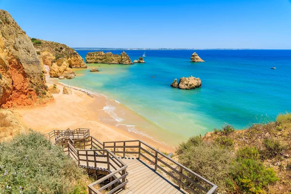 Trä gångväg till stranden Praia Dona Ana — Stockfoto