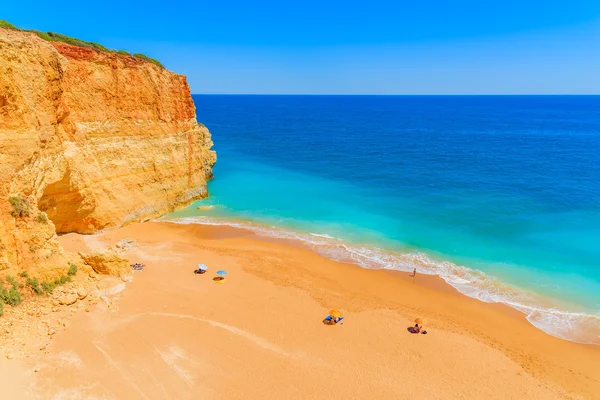 Uma vista da bela praia de Benagil arenosa — Fotografia de Stock