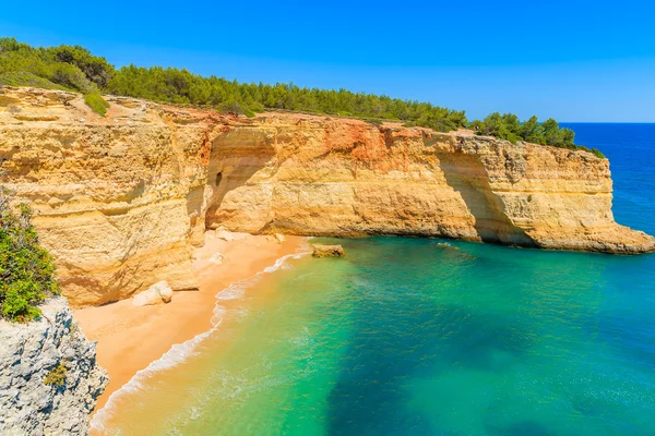 Avskild sandstrand och klippor — Stockfoto