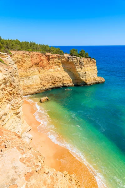 Plage isolée et falaises — Photo