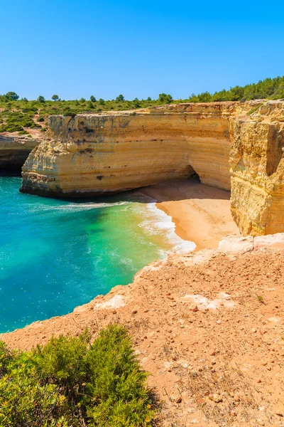 Piaszczysta plaża z urwiska skał — Zdjęcie stockowe