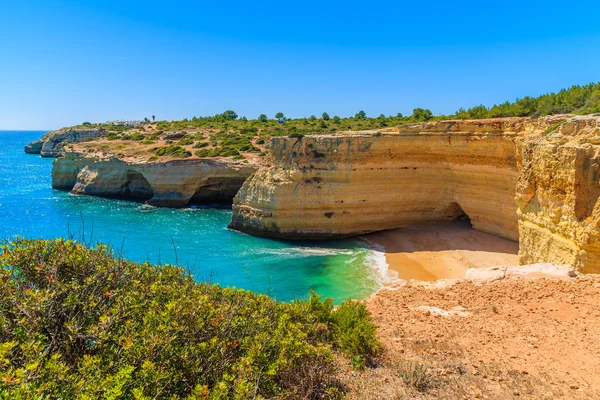 Playa de arena con rocas de acantilado — Foto de Stock