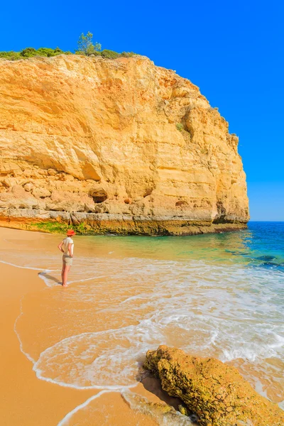 Mujer joven turista de pie en la playa de Centianes —  Fotos de Stock