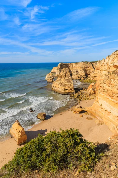 Una vista de la hermosa playa de Praia de Marinha — Foto de Stock