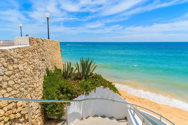 A pochi passi dalla bellissima spiaggia — Foto Stock