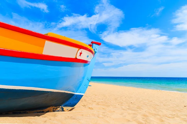 Красочные типичные рыбацкие лодки на песчаном пляже Стоковое Изображение