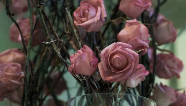 ガラス花瓶の布のバラ 選択的な焦点 — ストック写真