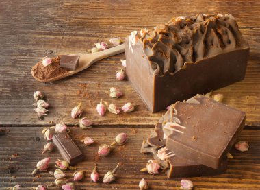 Eski ahşap bir arka planda çikolata sabunu ve sabun kalıbı.