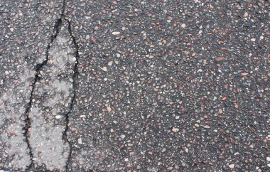 Çimento dokusu bir tarafında yarık, şehir zemininde.