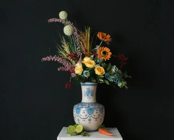 Vaso Cerâmica Com Flores Coloridas Sobre Fundo Preto Natureza Morta — Fotografia de Stock