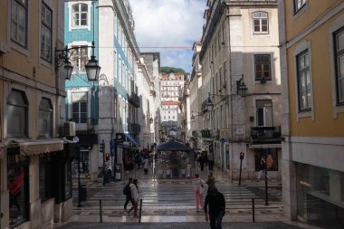 Lizbon 'un tarihi Baixa-Chiado mahallesindeki tipik yaya sokağı. Lizbon, Portekiz, 10 Kasım 2025