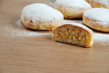 Topuz ile ahşap bir masa üzerine pudra şekeri