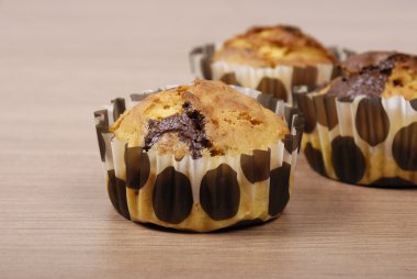 Ahşap bir masa çikolata ile ev yapımı cupcakes