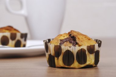 Ahşap bir masa çikolata ile ev yapımı cupcakes