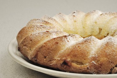 Ev yapımı tatlı kek. Elmalı pasta plaka üzerinde