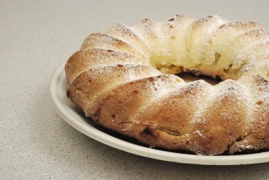 Ev yapımı tatlı kek. Elmalı pasta plaka üzerinde