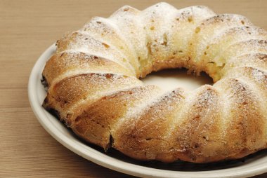 Ev yapımı tatlı kek. Elmalı pasta plaka üzerinde