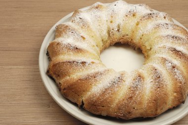 Ev yapımı tatlı kek. Elmalı pasta plaka üzerinde