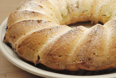 Ev yapımı tatlı kek. Elmalı pasta plaka üzerinde