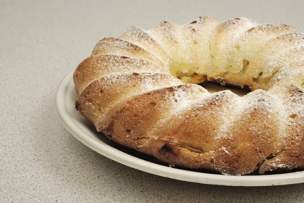 Ev yapımı tatlı kek. Elmalı pasta plaka üzerinde